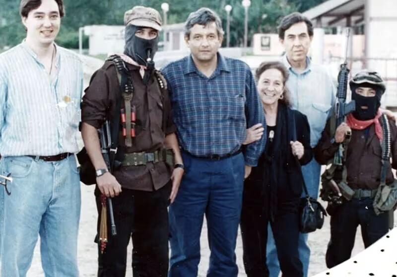 López Obrador llama adversario al Subcomandante Marcos