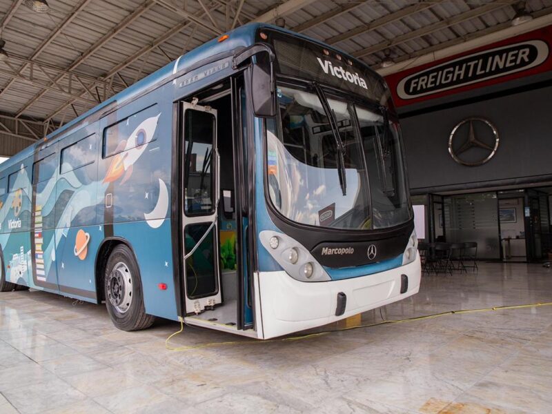 Mercedes Benz hace donación al DIF Michoacán de autobús