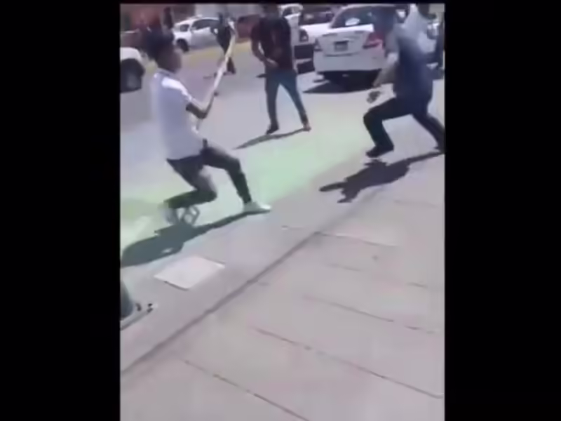al estilo street fighter transportistas protagonizan pelea en plena calle de Morelia