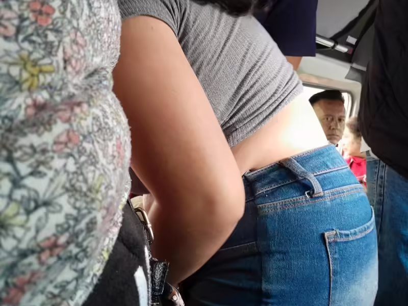 En Morelia, la agonía de viajar en transporte público "combi"