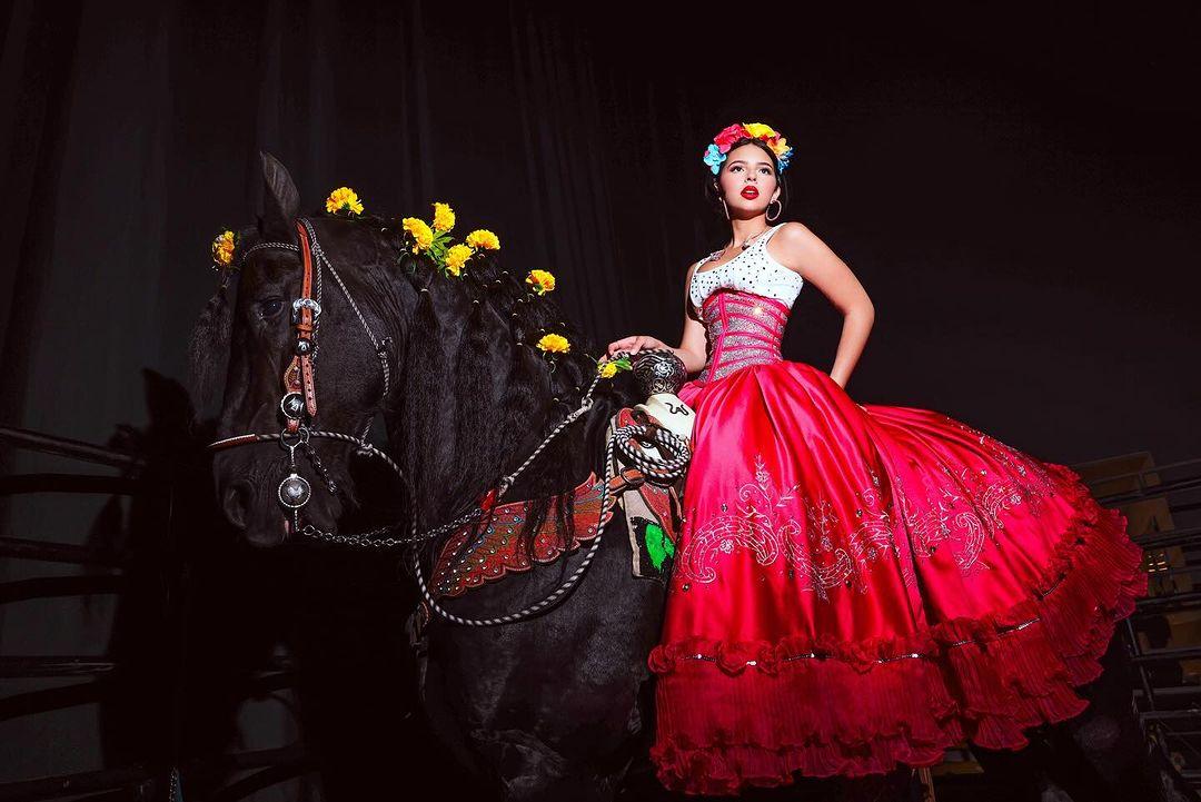 exposición de vestidos Ángela Aguilar en Houston