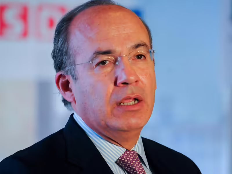 Felipe Calderón critica aumento del precio del dólar en México
