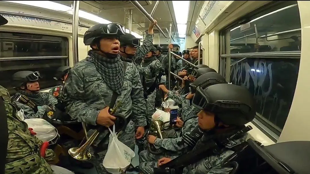 Guardia Nacional usa el Metro de CdMx para llegar al Desfile Militar en el Zócalo