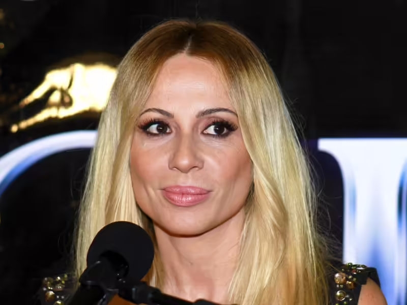 Marta Sánchez defiende a Karol G de las críticas por su versión de “Vivo por ella”