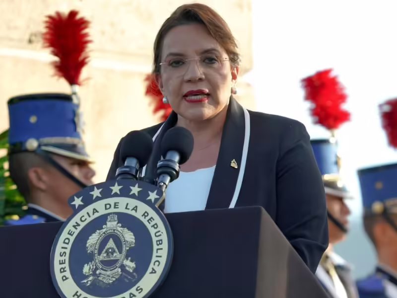 Piden la renuncia de presidenta de Honduras
