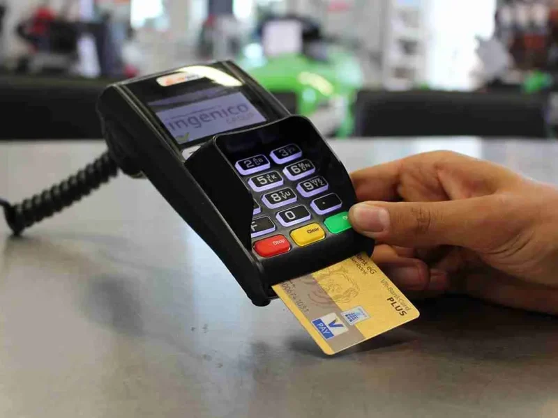 Profeco te dice qué debes hacer si te cobran comisiones al pagar con tarjeta