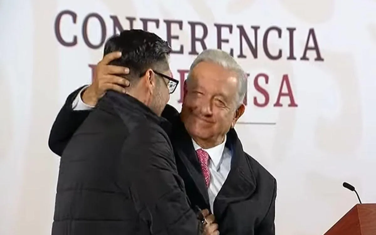 Rifa AMLO un 'reloj' entre representantes de medios de comunicación como despedida