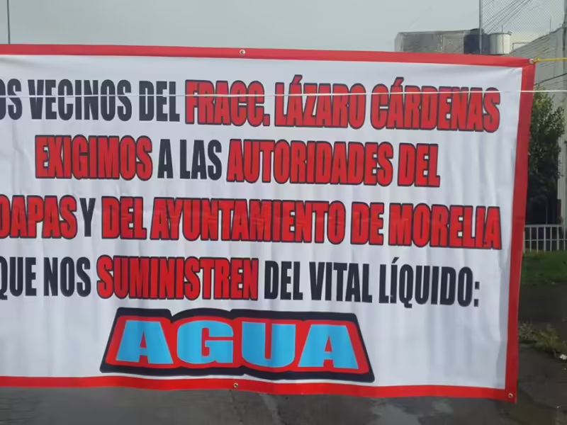 Vecinos de la Colonia Lázaro Cárdenas bloquean el Periférico en demanda de agua