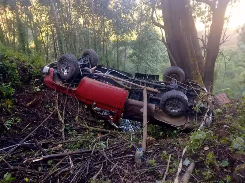 accidente en Zitácuaro camioneta barranco