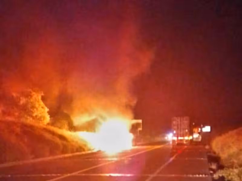 Camión se incendia en la Autopista Siglo XXI - Últimas Noticias