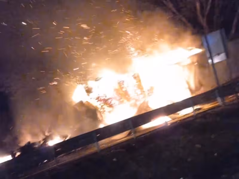 Dos tráileres se incendian en la caseta de Zinapécuaro