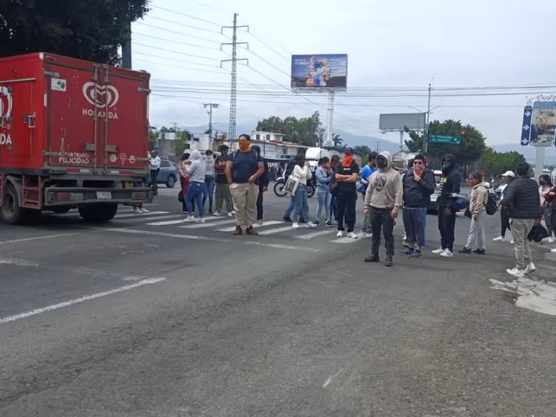 Egresados normalistas bloquean vialidades; exigen asignación de plazas