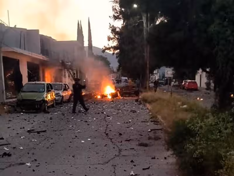 Explota coche bomba en atentado frente a la Secretaría de Seguridad, en Acámbaro