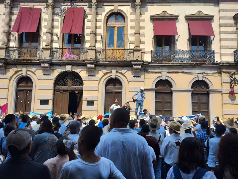 Manifestantes piden se mantengan peleas de gallos, tauromaquia y jaripeos en defensa de tradiciones
