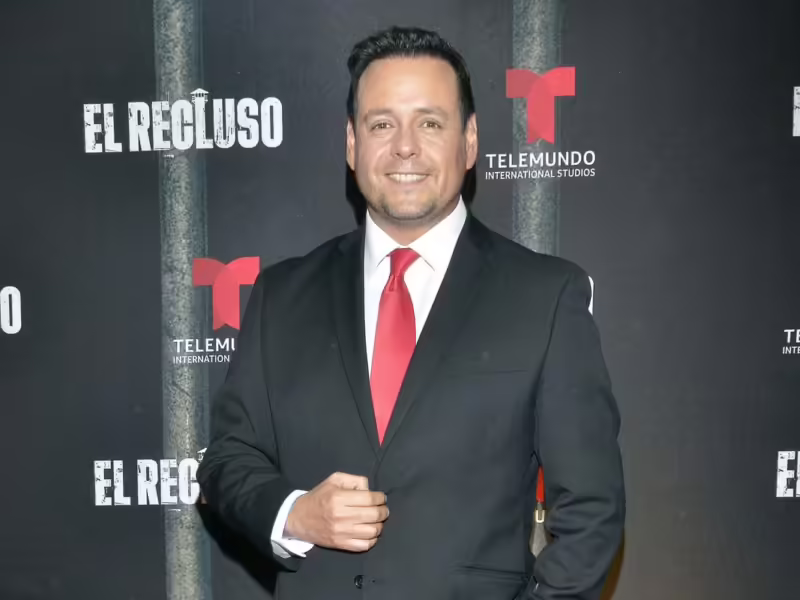 Rodrigo Vidal levanta la mano para hacer la bioserie de Andrés García