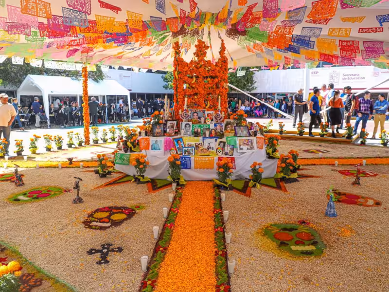 SEE realiza ofrenda de Noche de Muertos