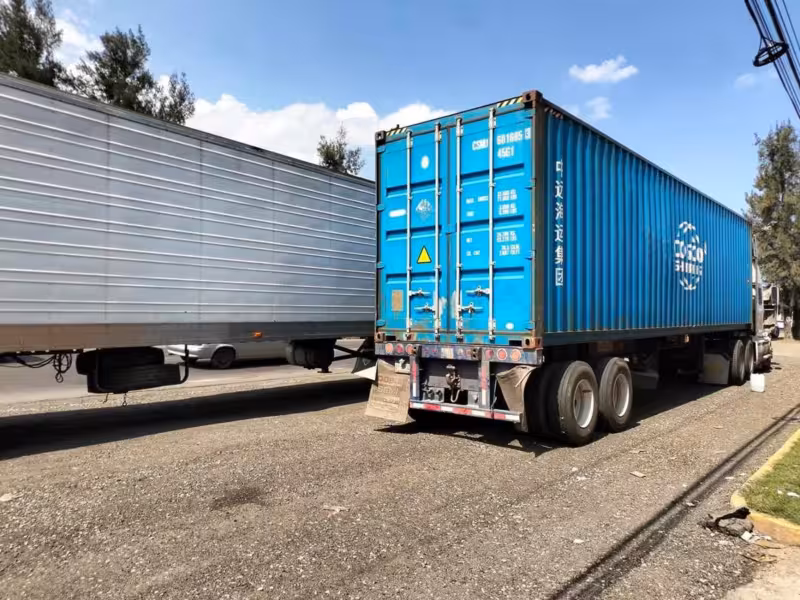 Tráiler protagoniza accidente tras chocar contra auto e impactarlo contra otro tractocamión en Morelia