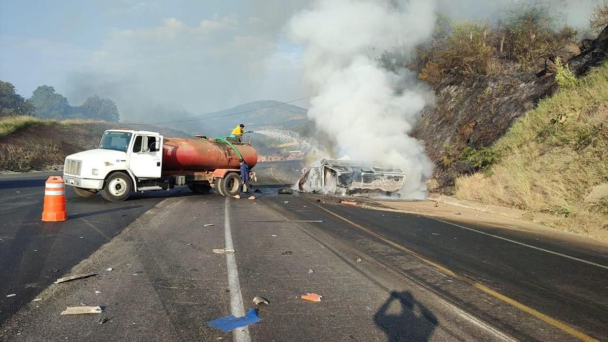 7 calcinados y un menor herido tras accidente en la autopista siglo XXI