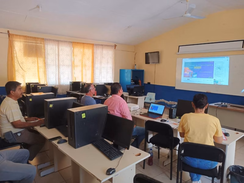 Comunidad del Cecytem accede a herramientas de diseño profesional Canva para educación