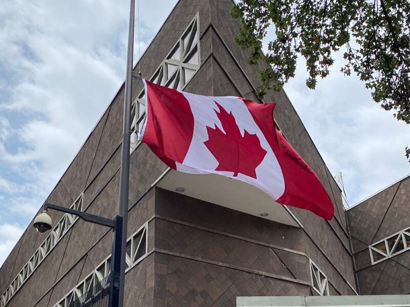 Con sueldo de 940 mil pesos al año, Embajada de Canadá lanza vacante
