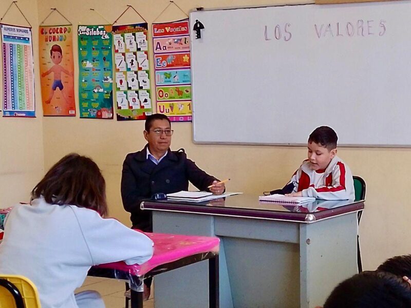 docente realiza práctica educativa innovadora
