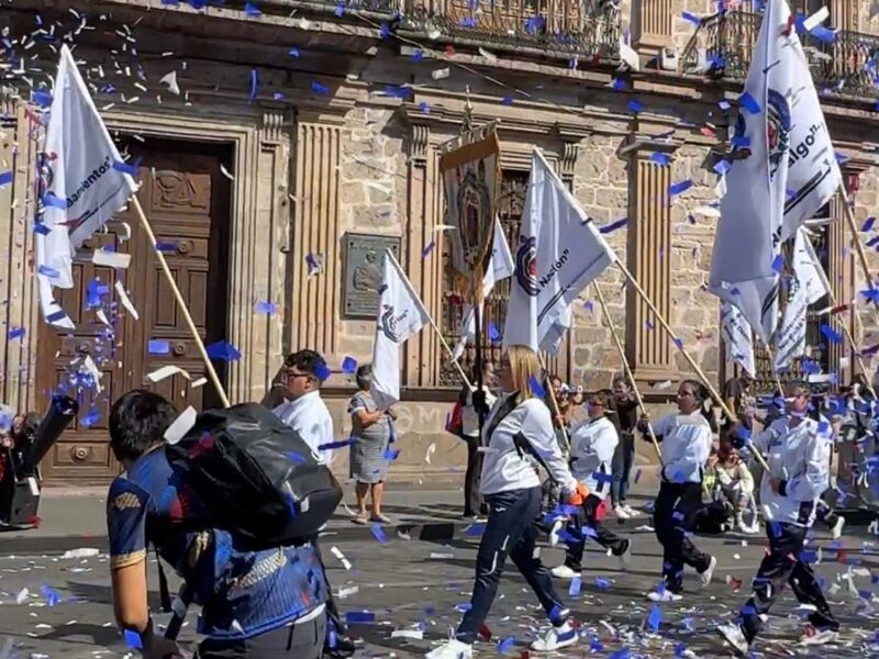 Frente a San Nicolás, papelitos y confeti exclusivos para la rectora
