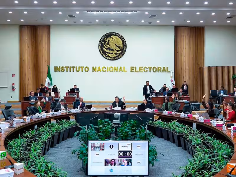 Juez multa a consejeros del INE por desacatar suspensión a elección judicial
