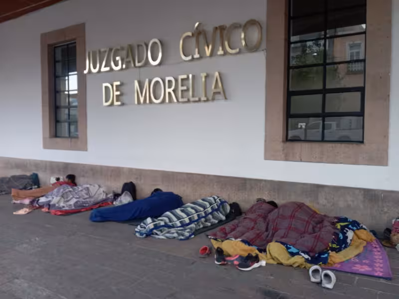 Migrantes rechazan albergue: "INM nos trató como prisioneros"; seguirán en CAM Morelia