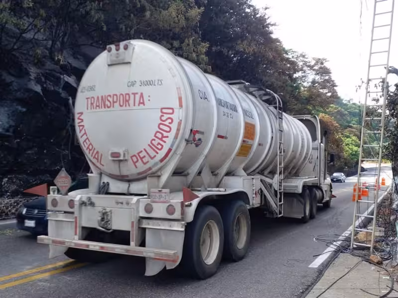 robo de pipa con combustible en Michoacán