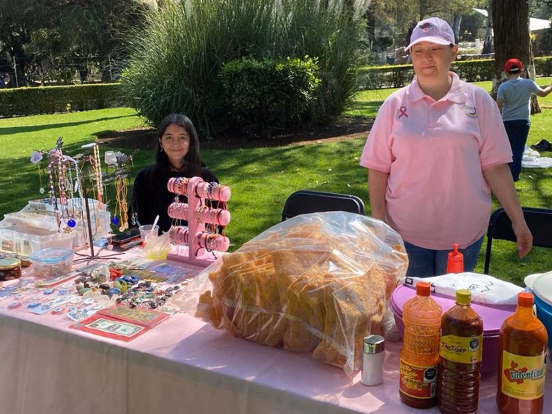 Sobrevivientes de cáncer realizan Mercadito Rosa en Zoológico de Morelia