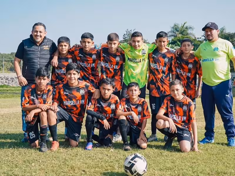 Víctor Manríquez entrega uniformes a deportistas 1