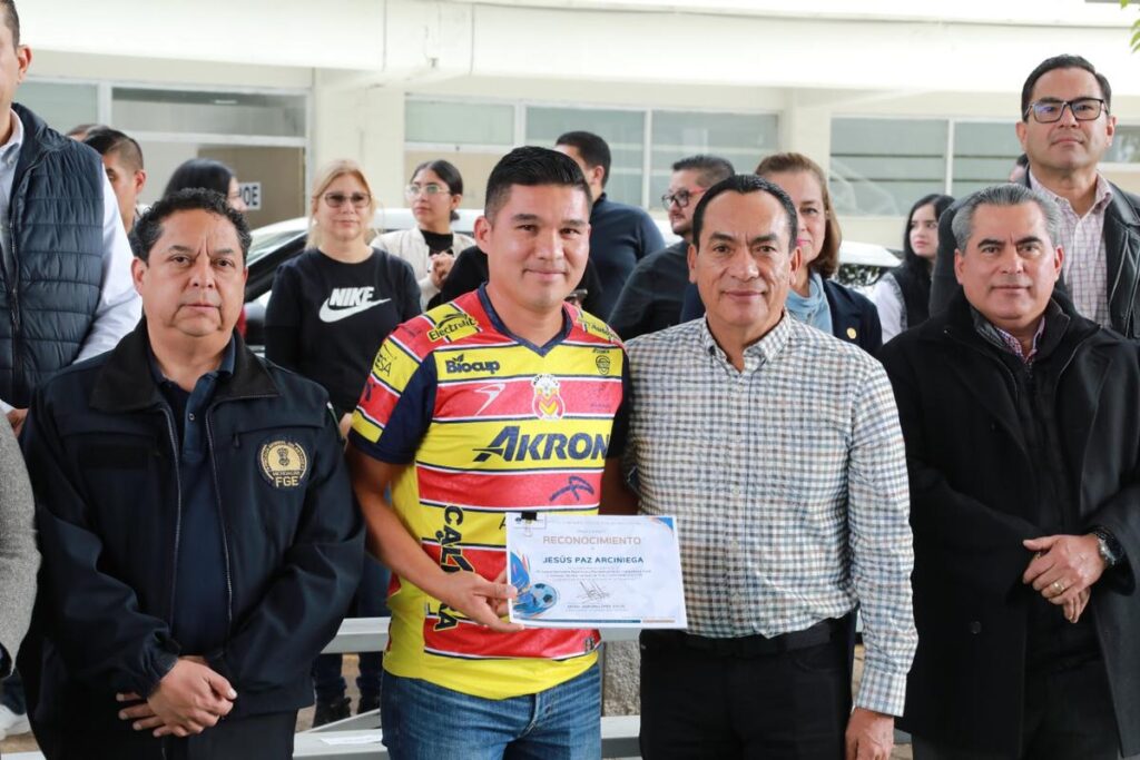 entregan reconocimientos deportivos a personal de la FGE