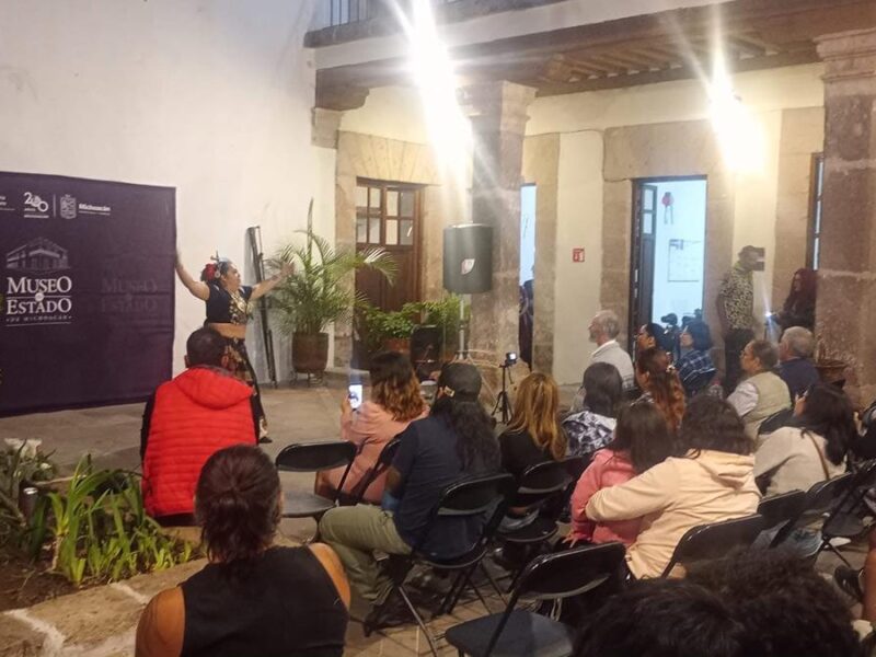 expresión femenina Morelia pluma y cuerpo