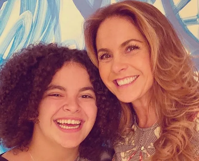 Lucero protege a su hija Lucerito Mijares