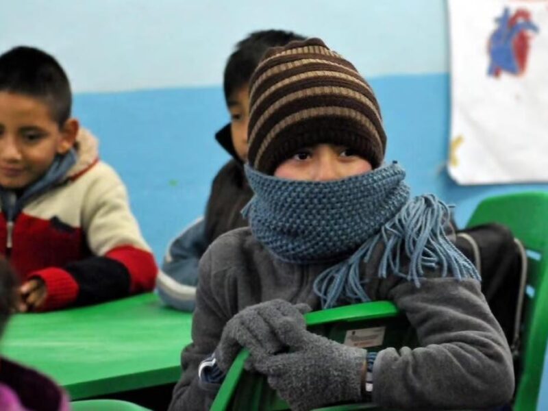 Por bajas temperaturas recorren horarios escolares en Michoacán