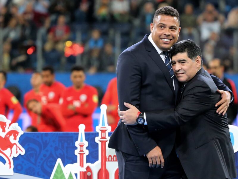 ¿Cuánto te costaría tener un mechón de Maradona o la playera de Ronaldo? subasta objetos deportivos