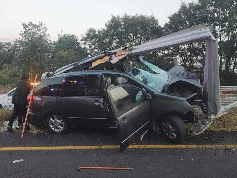 Se accidenta camioneta familiar en la Siglo XXI; preliminar una persona sin vida y 4 heridos