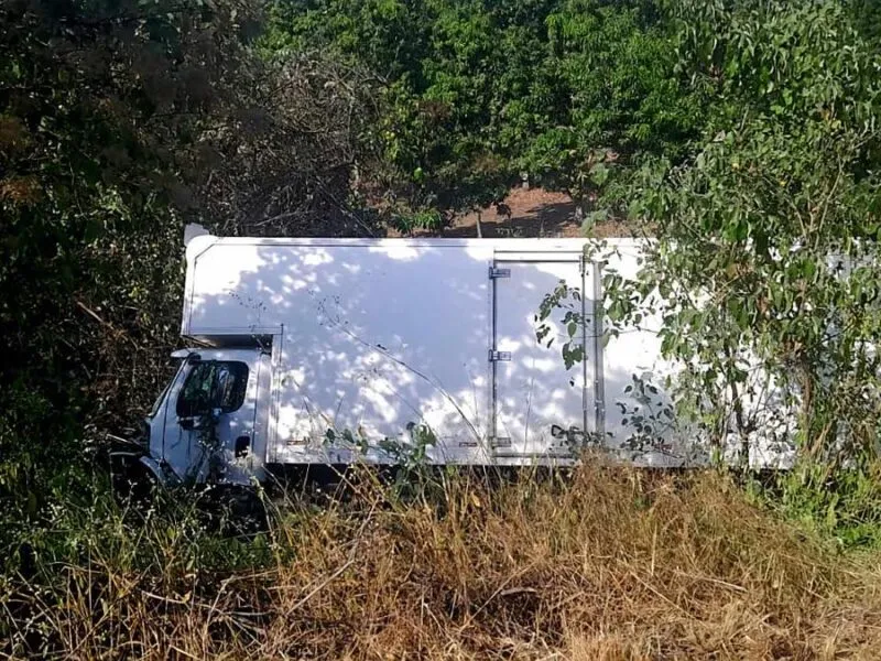Torton se sale del camino, en la autopista Siglo XXI-accidente