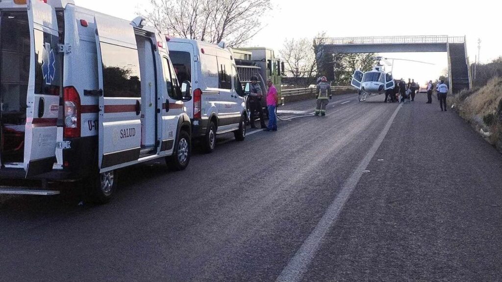 Auto choca contra contención metálica en la Morelia-Pátzcuaro; hay 1 muerto-2