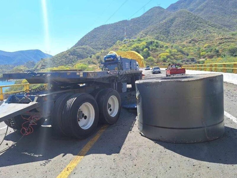 Cae rollo metálico de plataforma y genera caos vehicular en la Siglo XXI