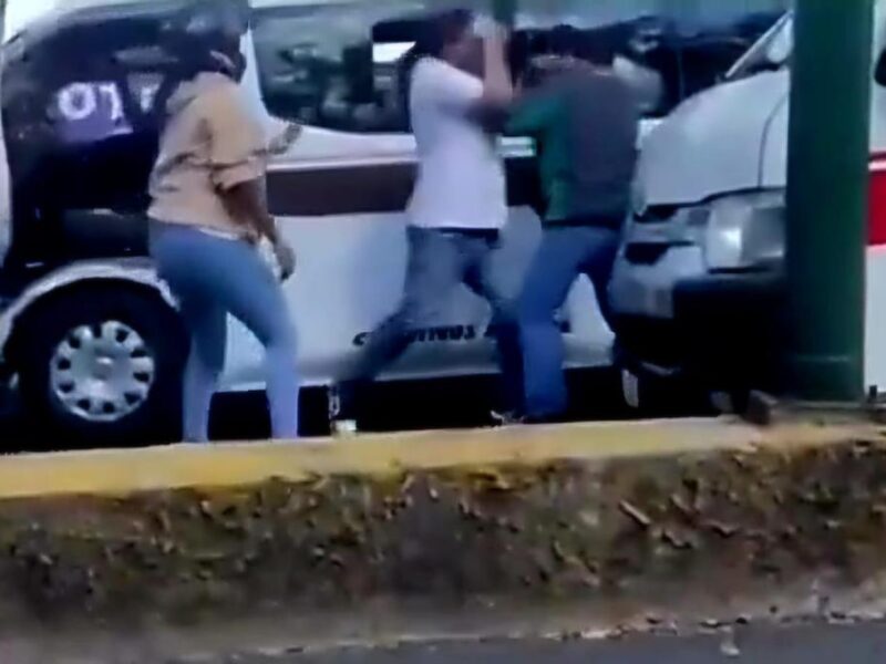 Combiero y motociclista protagonizan pelea en Morelia