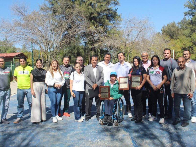 Entrenadores michoacanos dan reconocimiento a atletas y entrenadora paralímpicos