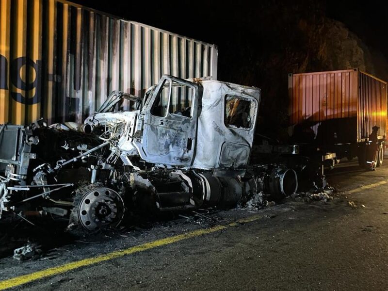 Tráiler se incendia tras chocar contra remolque de tractocamión en la Siglo XXI