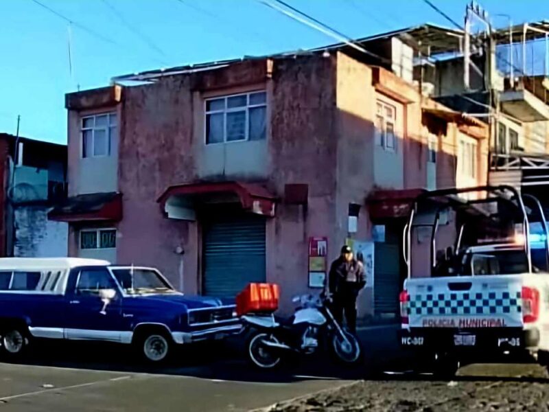 Adulto mayor baleado por delincuentes motorizados, en Uruapan