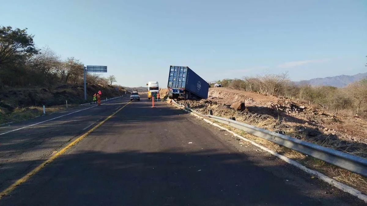 Trabajador autopista Siglo XXI atropellado por tráiler