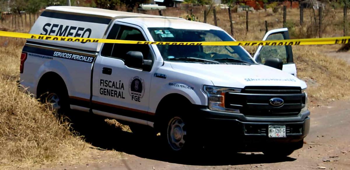 Abandonan cadáver encobijado en Apatzingán