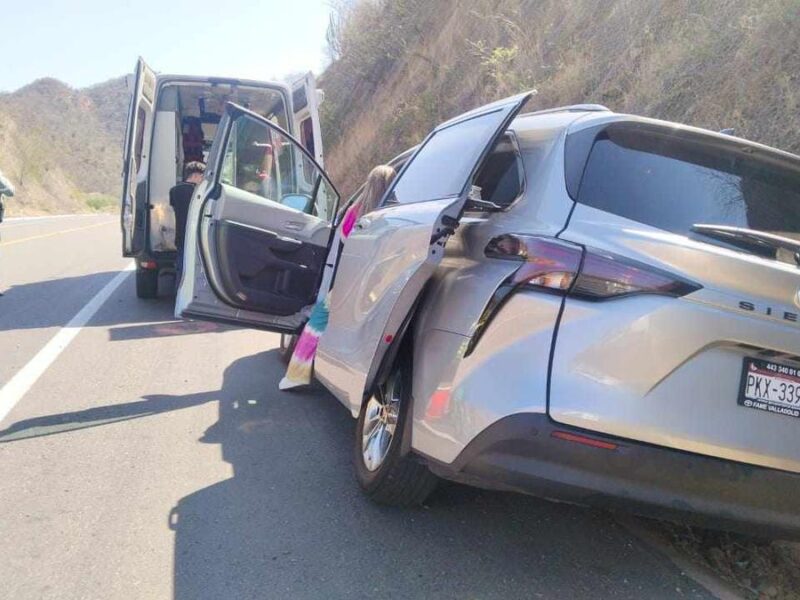 Accidente Autopista Siglo XXI: Camioneta impacta contra barra de contención