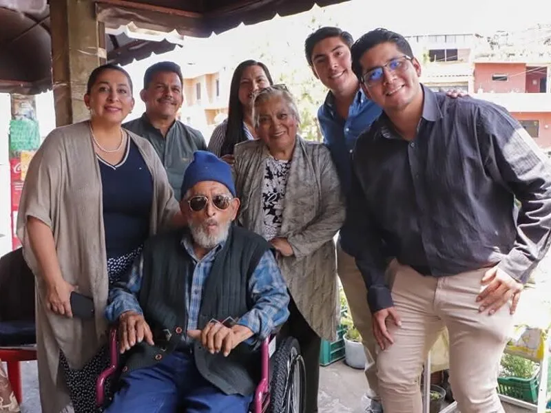 Alcaldesa de Quiroga entrega de dispositivos de asistencia para movilidad