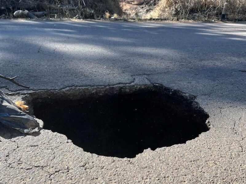 Alertan por socavón en la carretera libre Uruapan – Lombardía