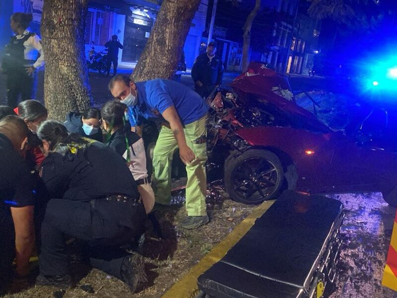 AMR auxilia a hombre herido tras choque de auto contra árbol al sur de Morelia